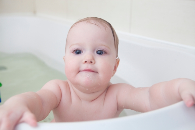 バスソルトは赤ちゃんに使っていいの？子供はいつから使える？塩素除去の入浴剤がおすすめな理由